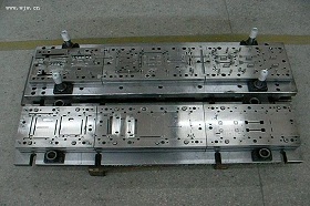 Hardware progressive mold